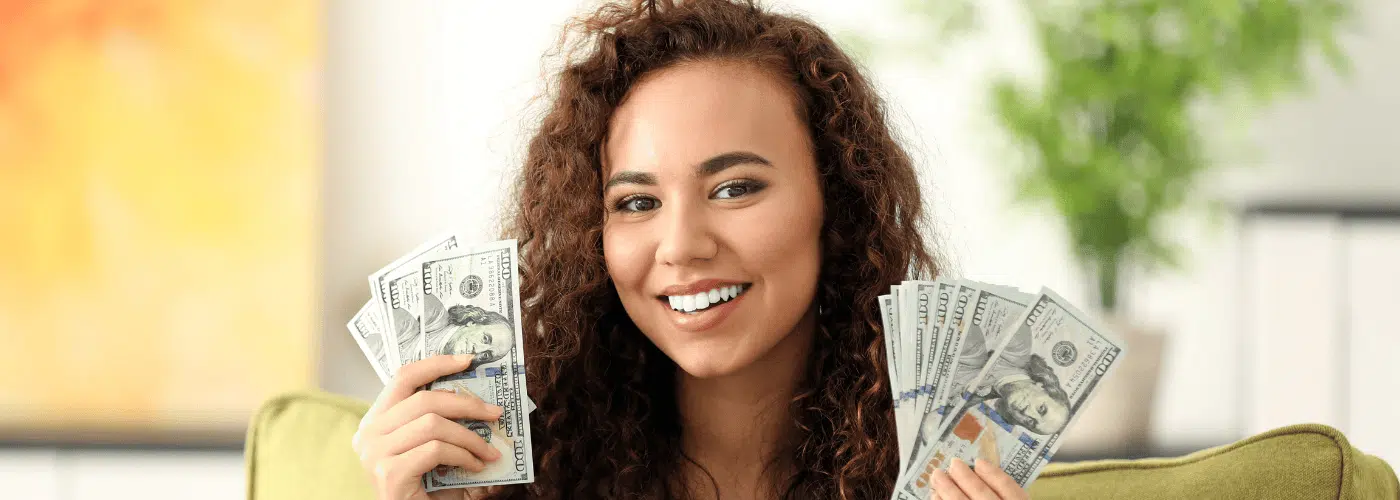 A happy woman gets to cash in her hands online same day