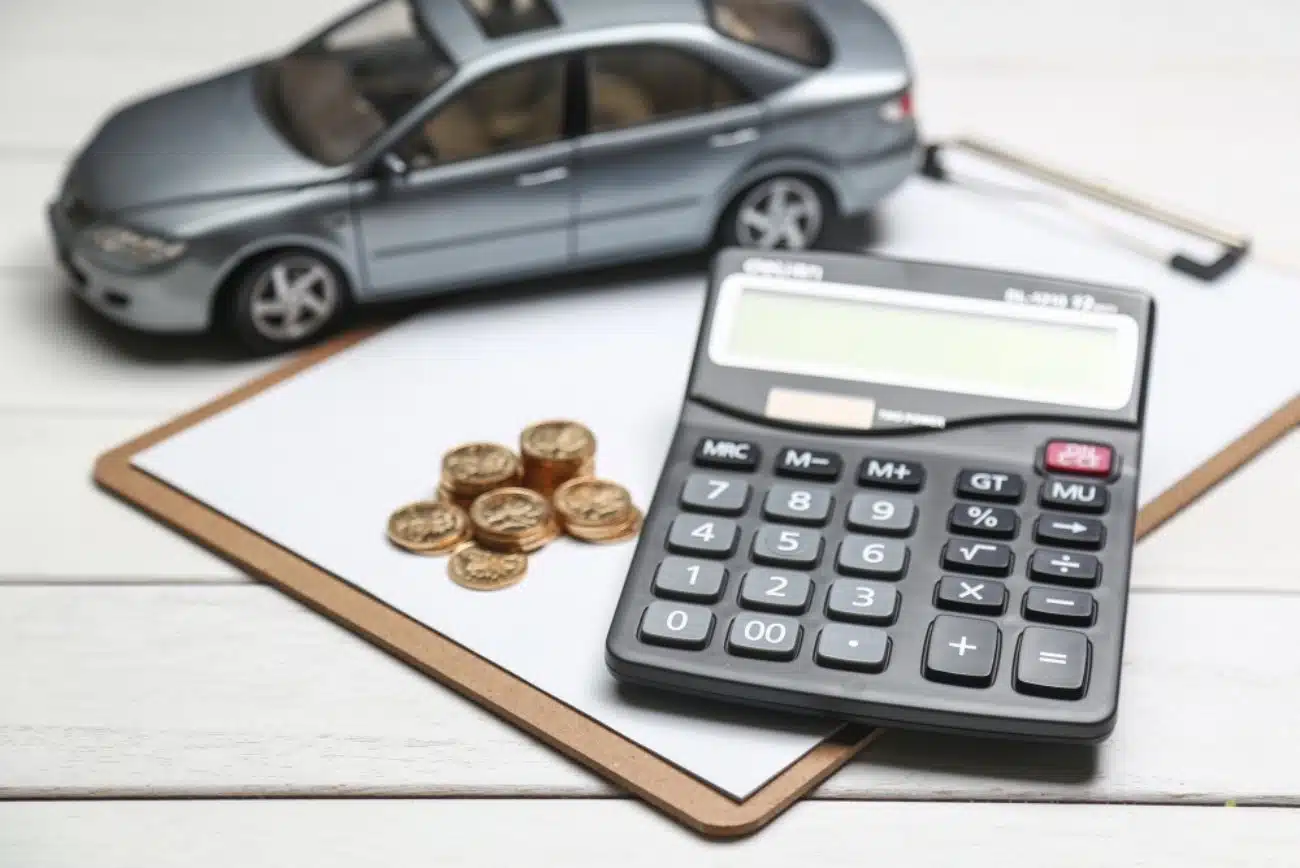 alculator and car keys representing how to estimate your title pawn loan amount in Jacksonville FL